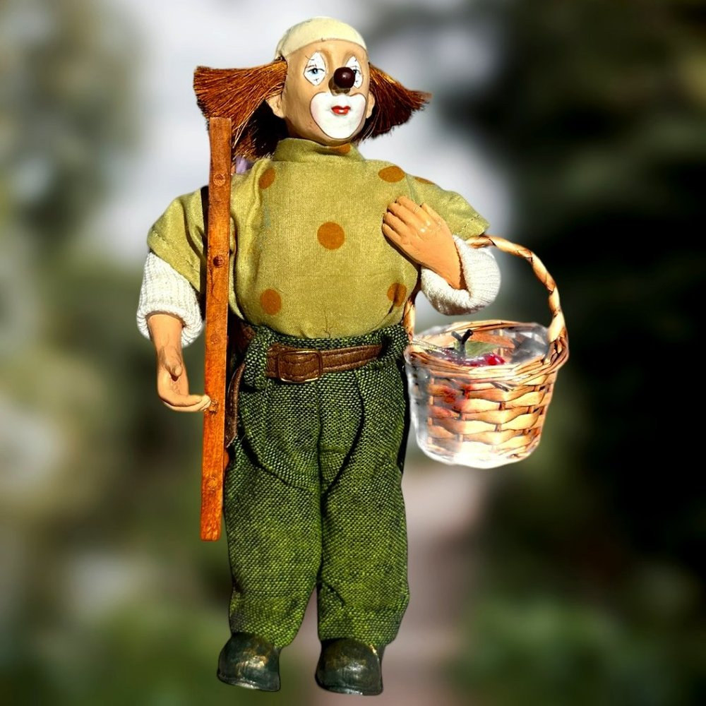 VINTAGE HANDMADE "MR. CLOWN THE APPLE PICKER"  (EUC)